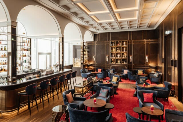 Elegante Bar mit stilvollen Sitzgelegenheiten und einer beeindruckenden Getränkewand.