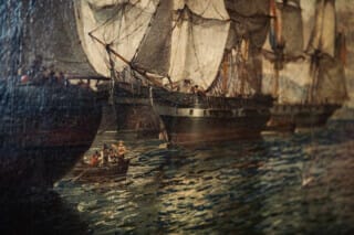 Hotel Atlantic Historisches Gemälde mit Segelschiffen und Booten auf ruhigem Wasser.