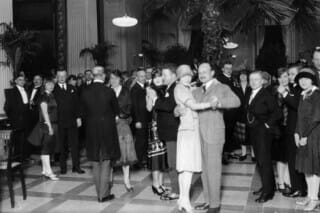 Hotel Atlantic Tanzende Paare in eleganter Kleidung bei einer Veranstaltung in den 1920er Jahren.