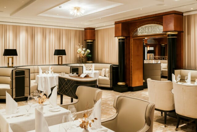 Elegantes Restaurant mit stilvollen Möbeln, sanften Farben und geschmackvoller Dekoration.
