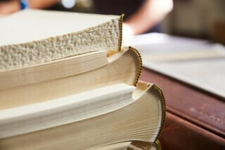 Hotel Atlantic Drei gestapelte Bücher mit detailliertem Buchschnitt und handwerklicher Bindung.